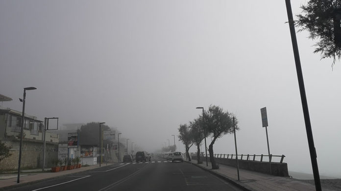 Suggestivo lo scenario offerto dai lungomari, avvolti in una nebbia certamente inusuale dalle nostre parti.